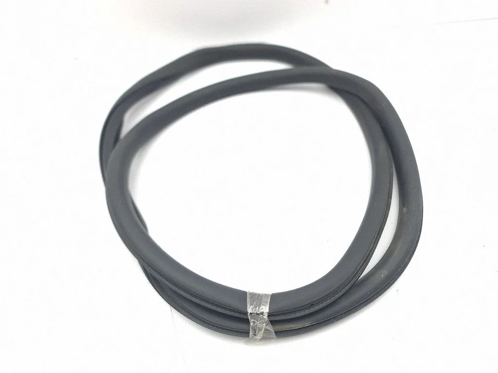 Rear door rubber seal (on body) – right