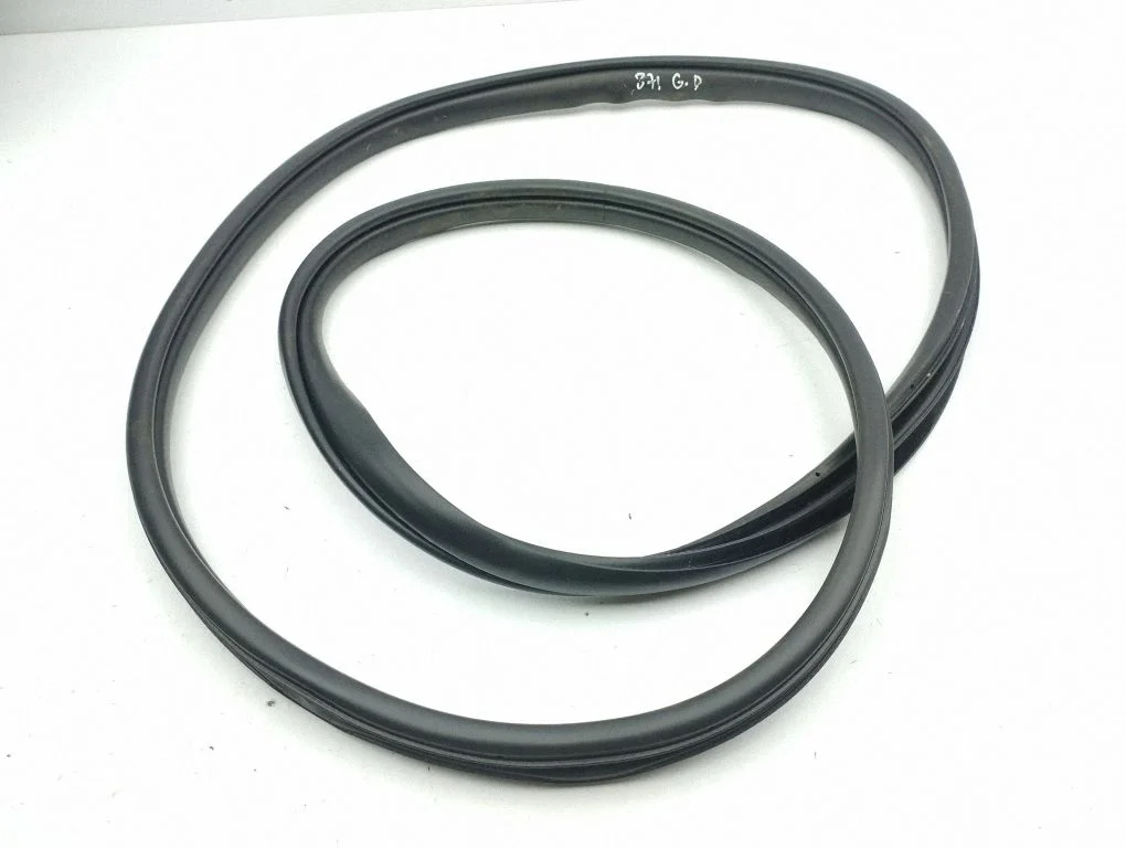 Rear door rubber seal (on body) – right