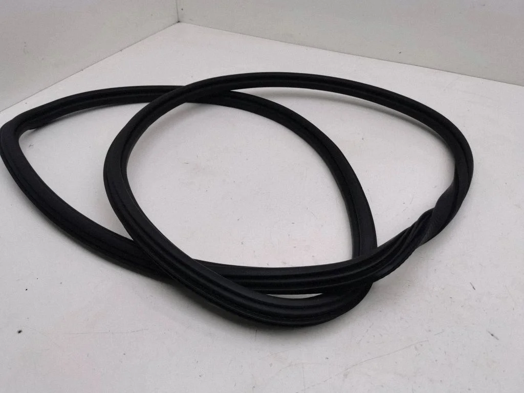 Rear door rubber seal (on body) – right