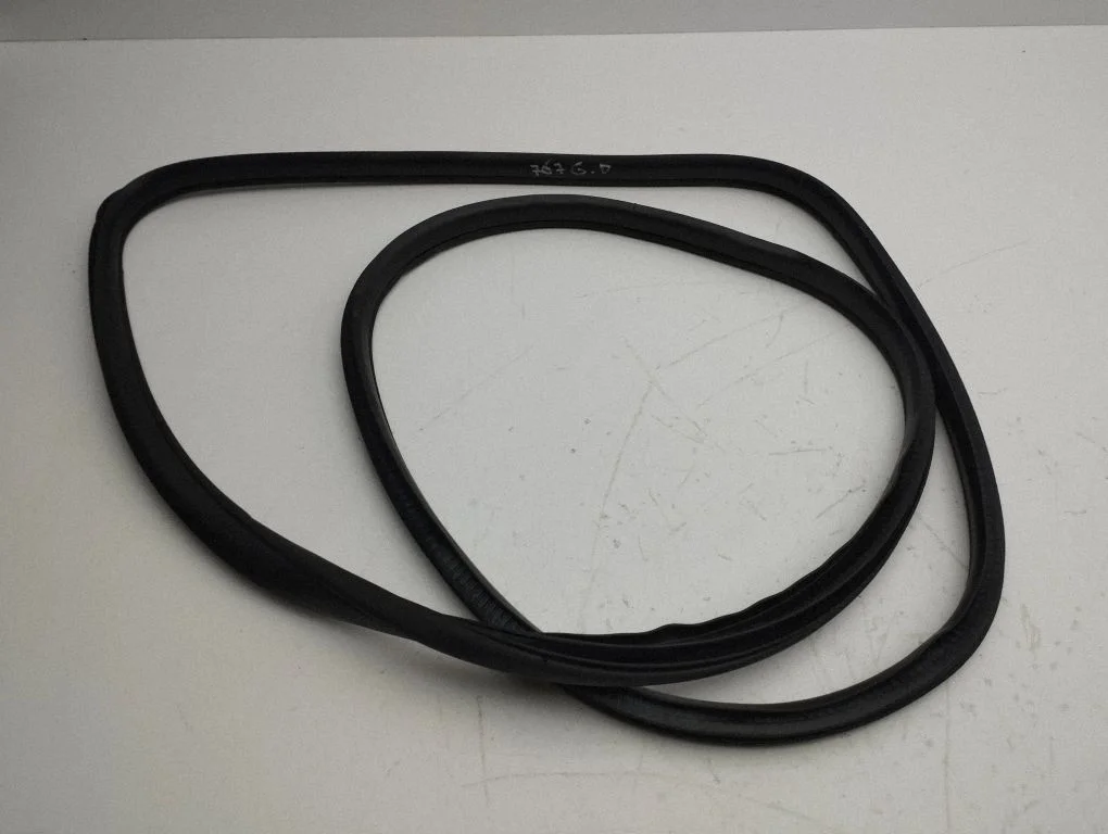 Rear door rubber seal (on body) – centre