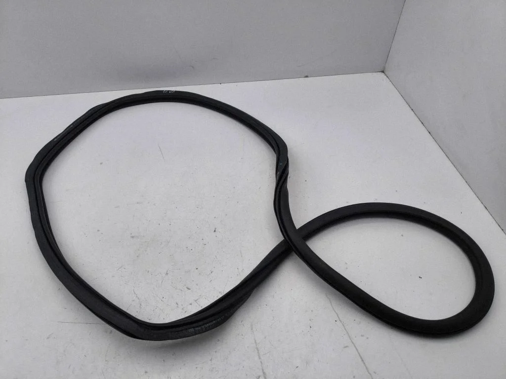 Rear door rubber seal (on body) – right