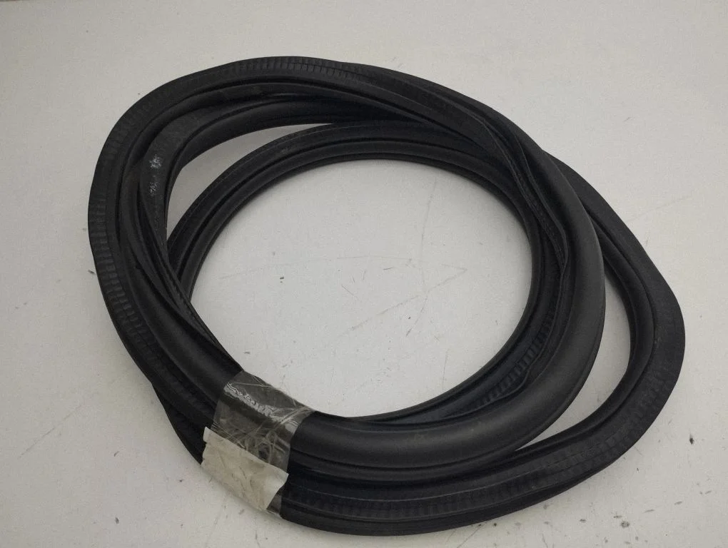 Rear door rubber seal (on body) – right