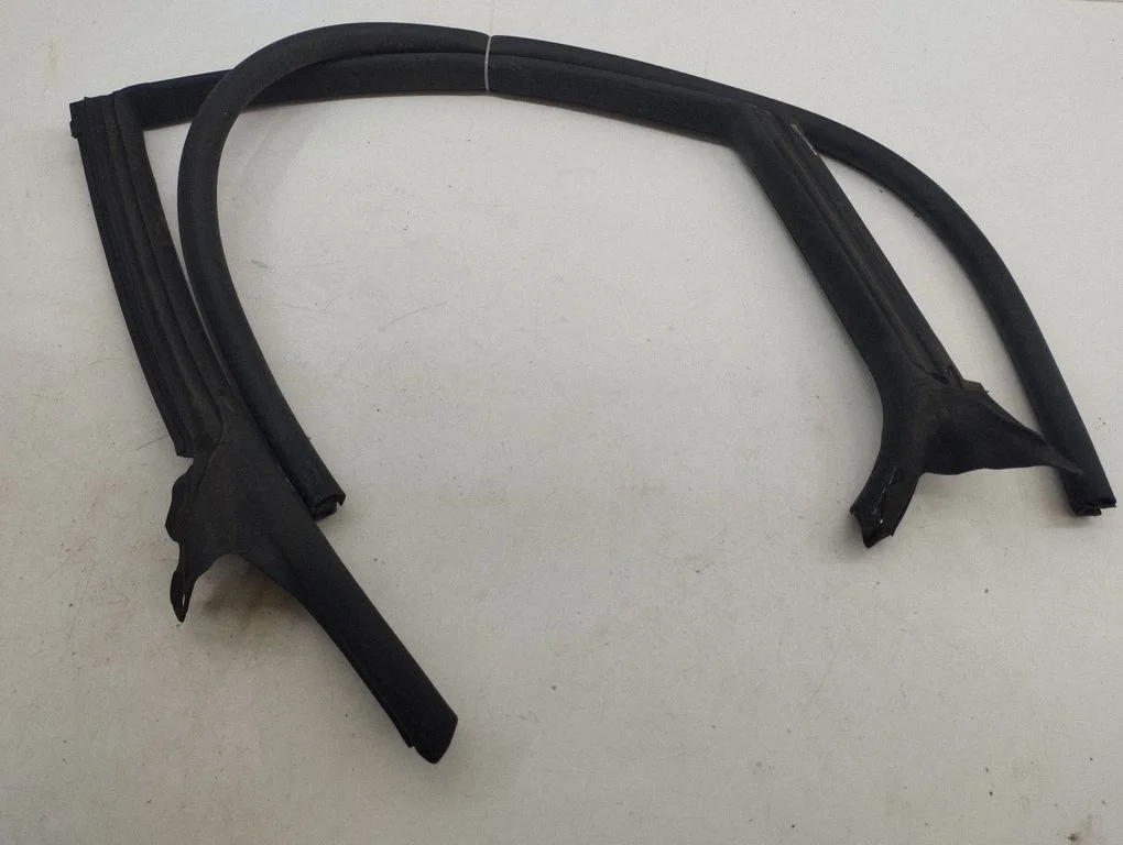 Rear door rubber seal (on body) 4G8833707A