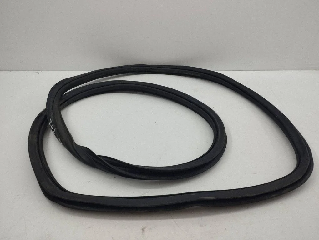 Rear door rubber seal (on body) – right
