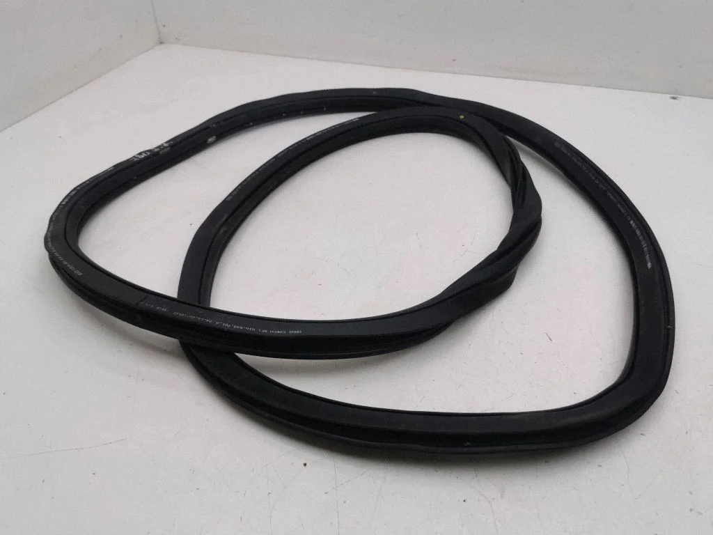 Rear door rubber seal (on body) 81A833721A
