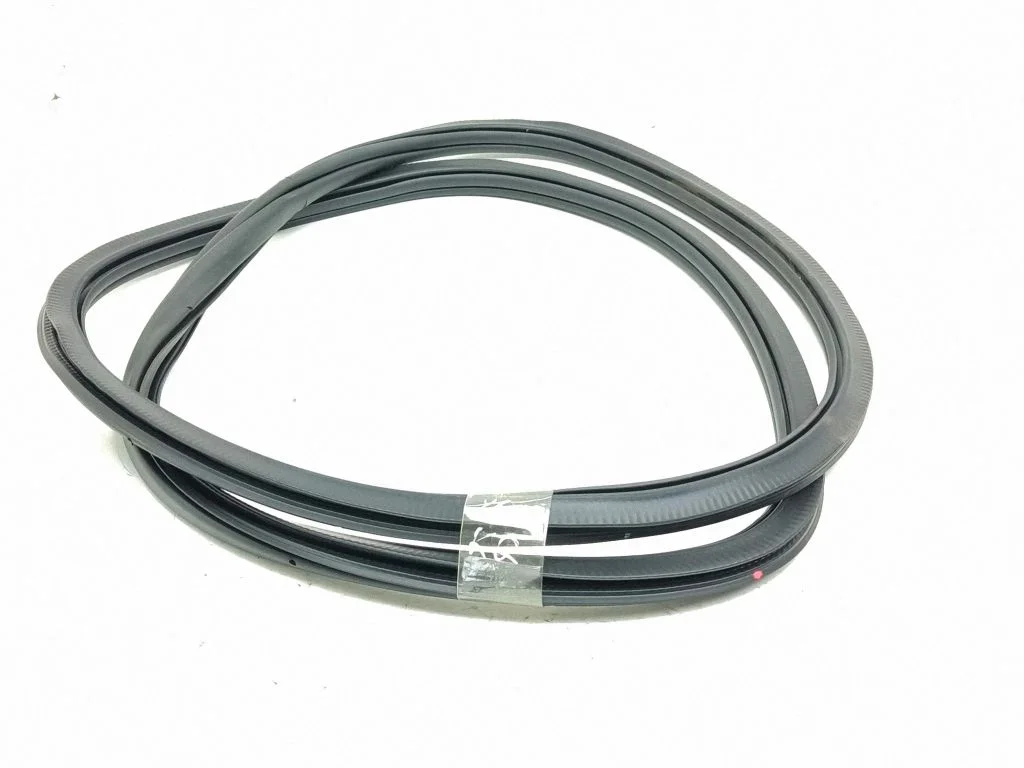 Rear door rubber seal (on body) – left