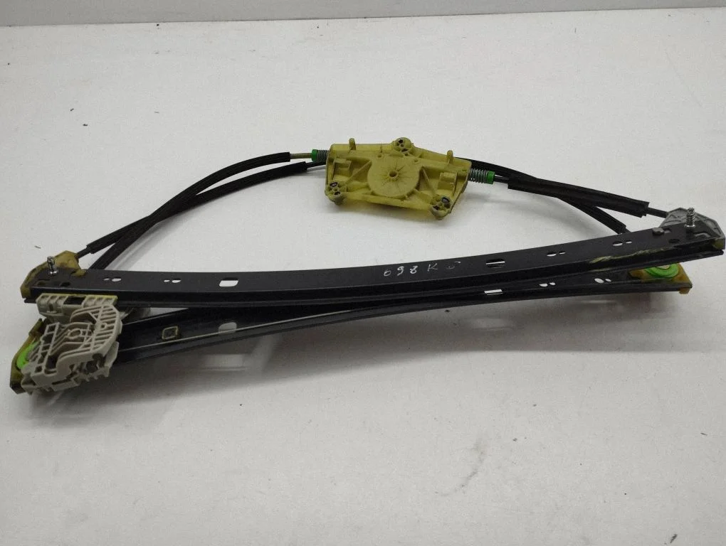 Rear window lifting mechanism without motor – left