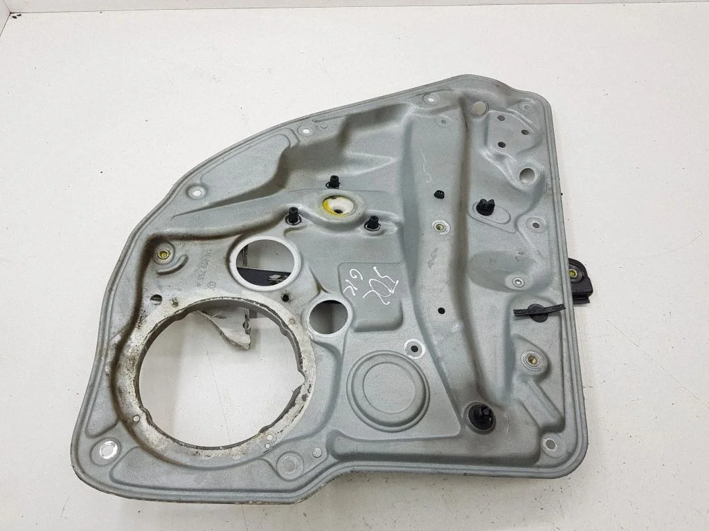Aizmugurējā el. loga pacēlāja mehānisms bez motoriņa 1J4839755A