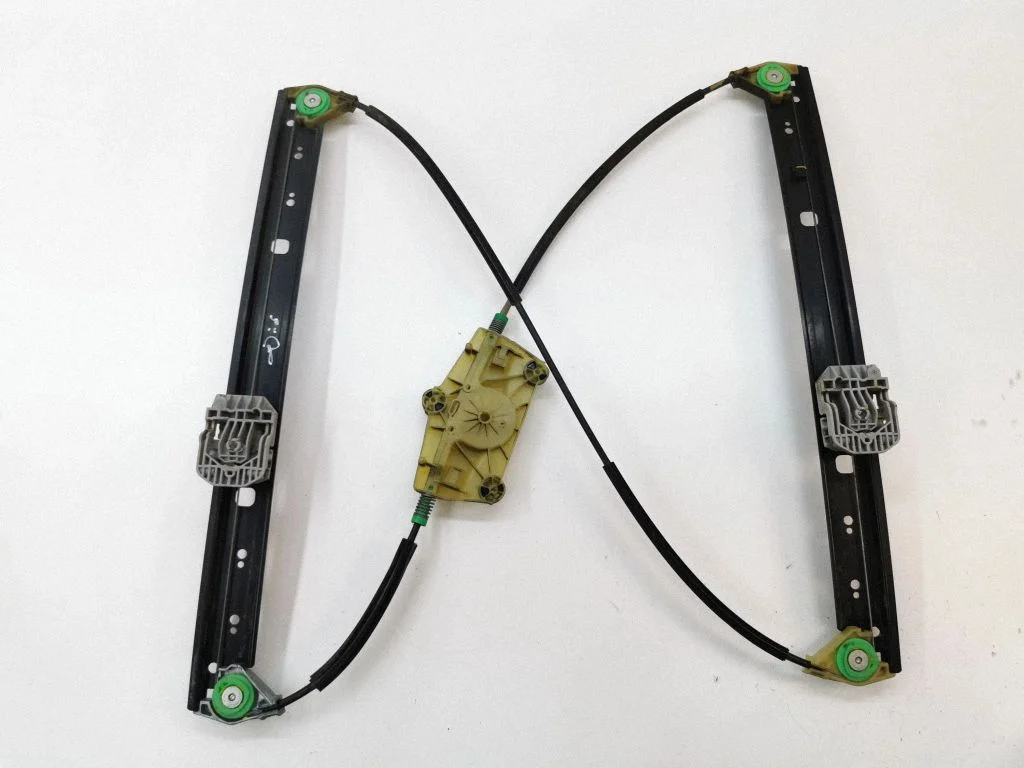 Rear window lifting mechanism without motor – right
