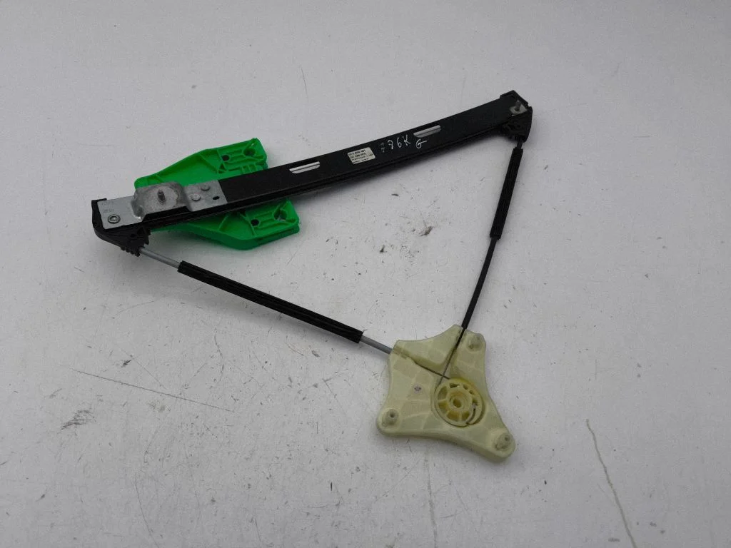 Rear window lifting mechanism without motor 5FA839461