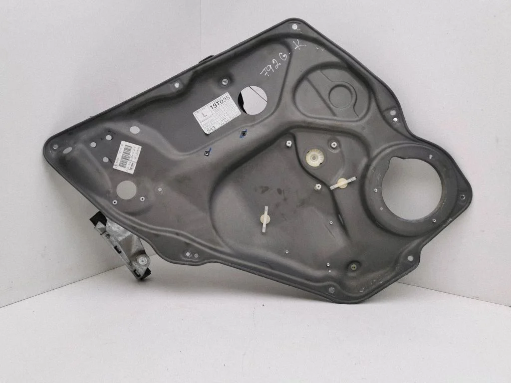 Rear window lifting mechanism without motor A1697301579