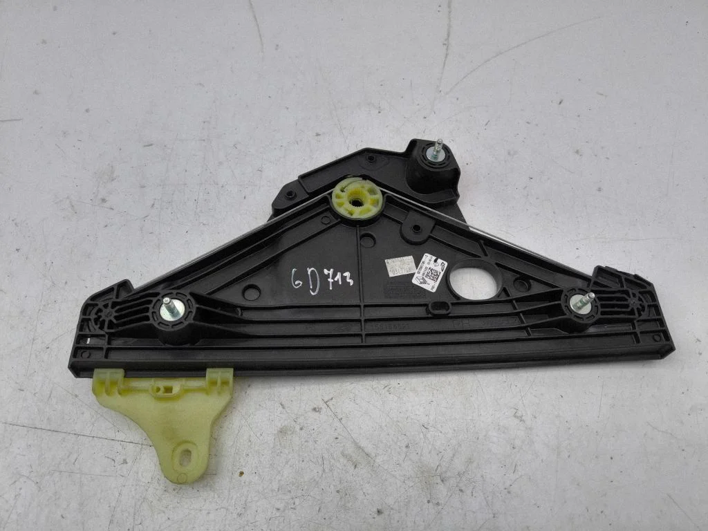 Aizmugurējā el. loga pacēlāja mehānisms bez motoriņa 827209773R