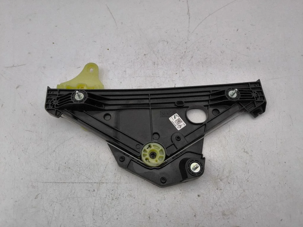 Aizmugurējā el. loga pacēlāja mehānisms bez motoriņa 827217837R