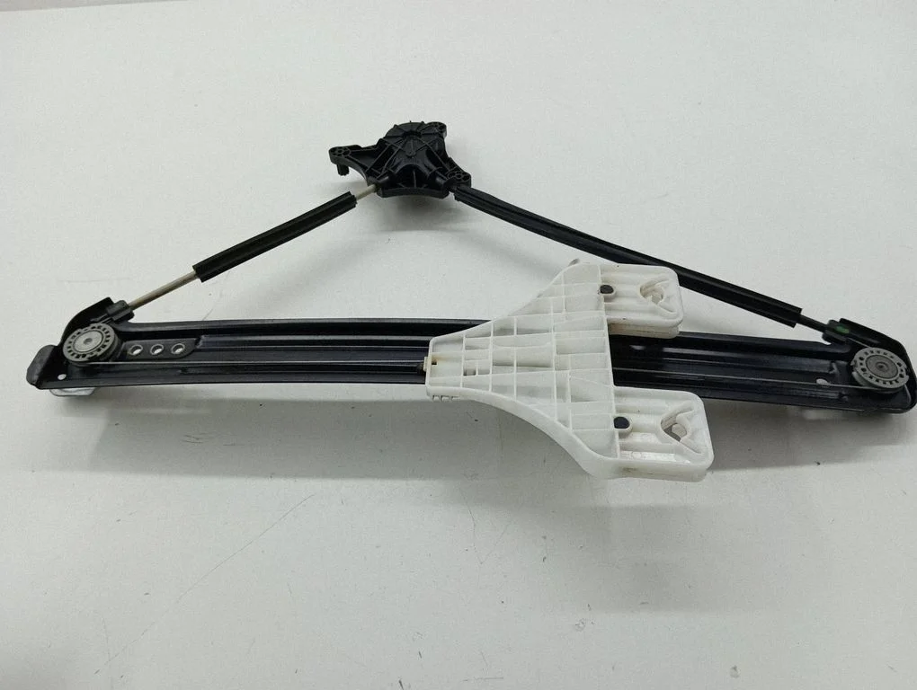 Aizmugurējā el. loga pacēlāja mehānisms bez motoriņa 575839461A