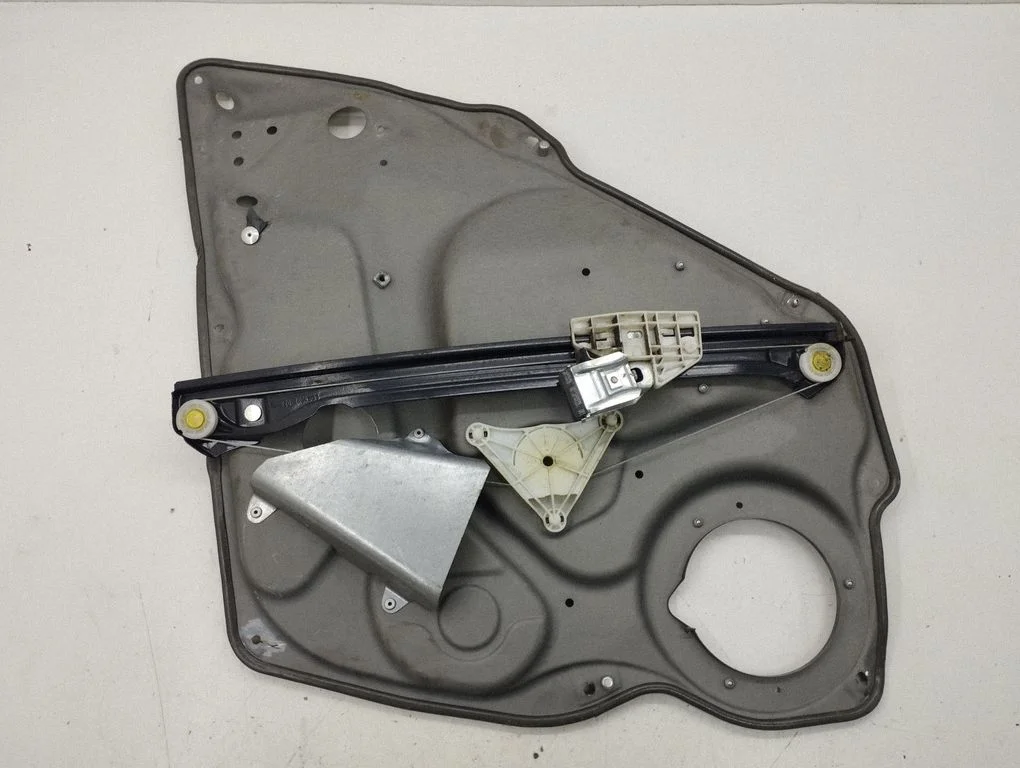 Rear window lifting mechanism without motor – Mercedes-Benz B-Class W245 (2005-2011)