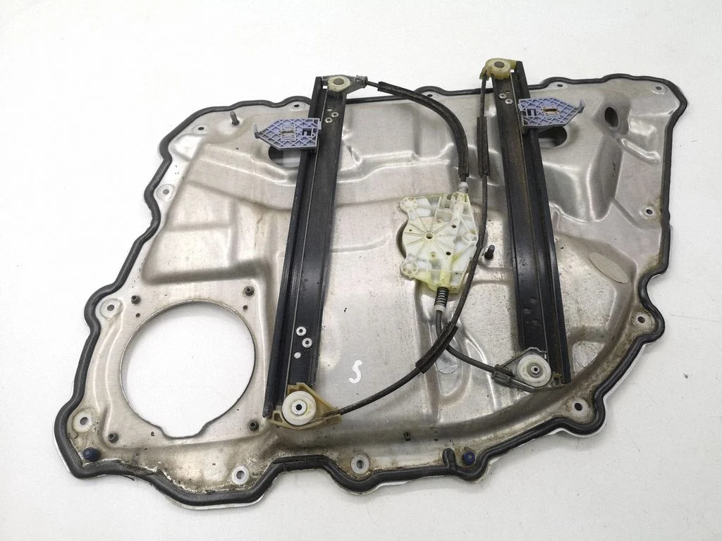 Aizmugurējā el. loga pacēlāja mehānisms bez motoriņa 4E0839849A
