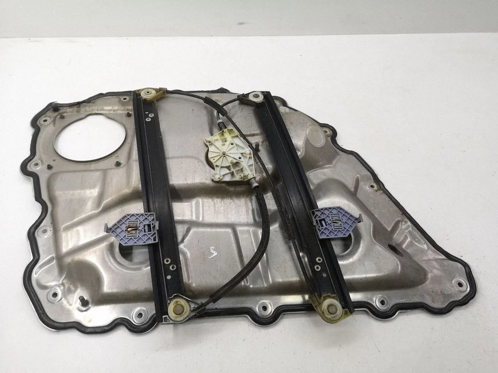 Aizmugurējā el. loga pacēlāja mehānisms bez motoriņa 4E0839850A