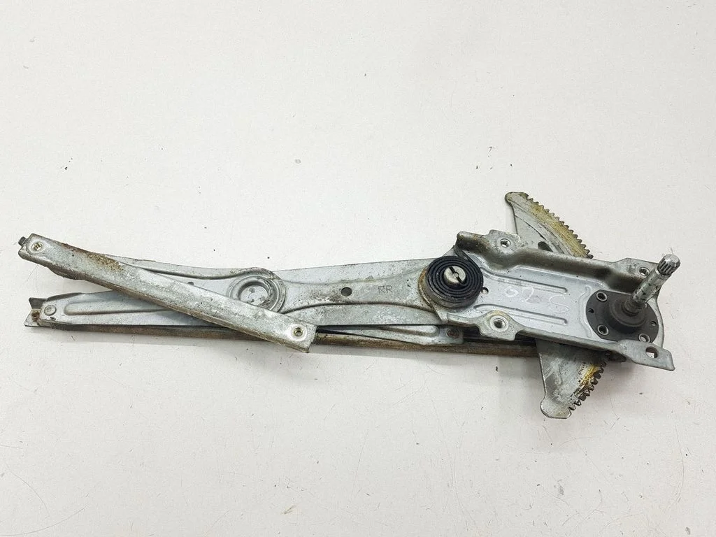 Rear window lifting mechanism without motor 698300F010