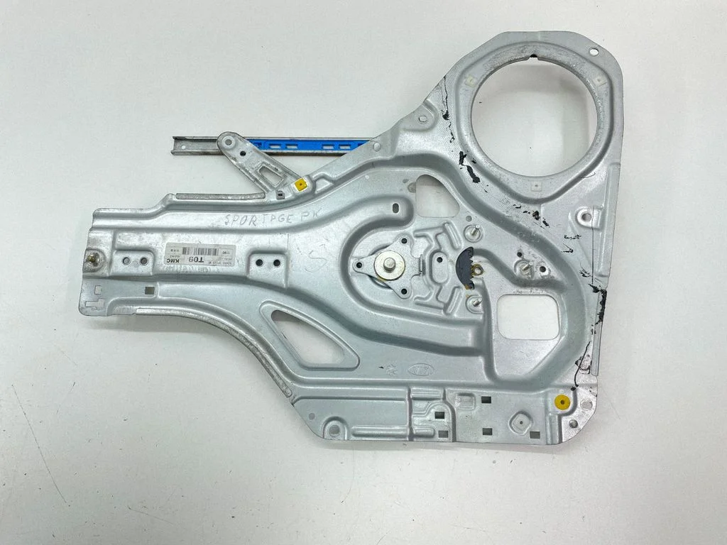 Aizmugurējā el. loga pacēlāja mehānisms bez motoriņa 824801F110