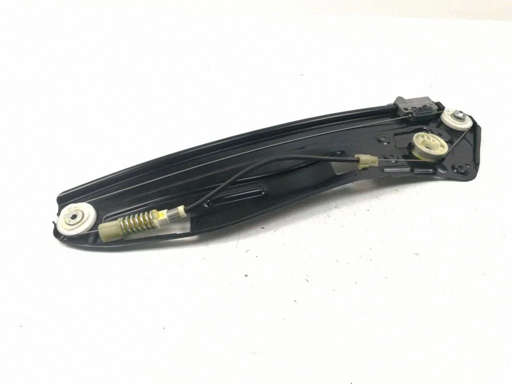 Aizmugurējā el. loga pacēlāja mehānisms bez motoriņa 7138863E