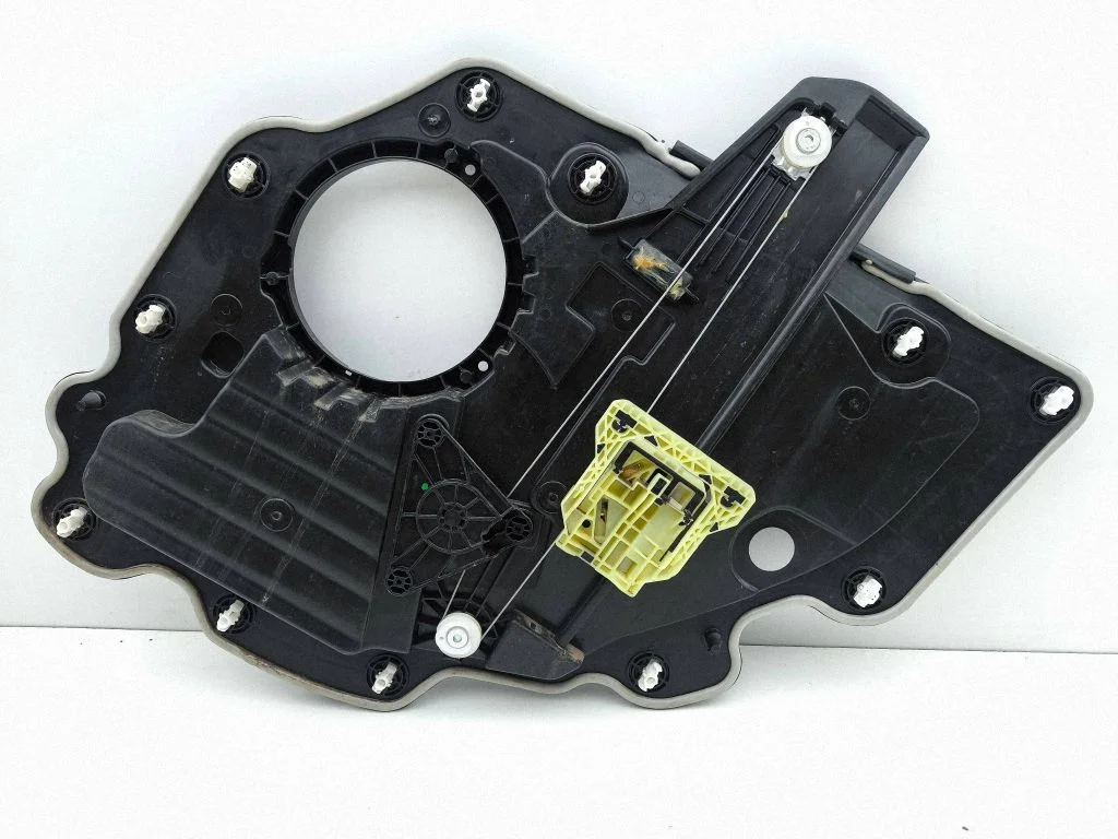 Rear door window regulator with motor CM094300