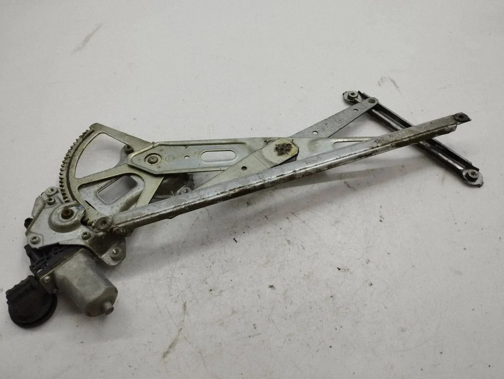 Rear door window regulator with motor – Toyota Prius (XW20) (2003-2009)