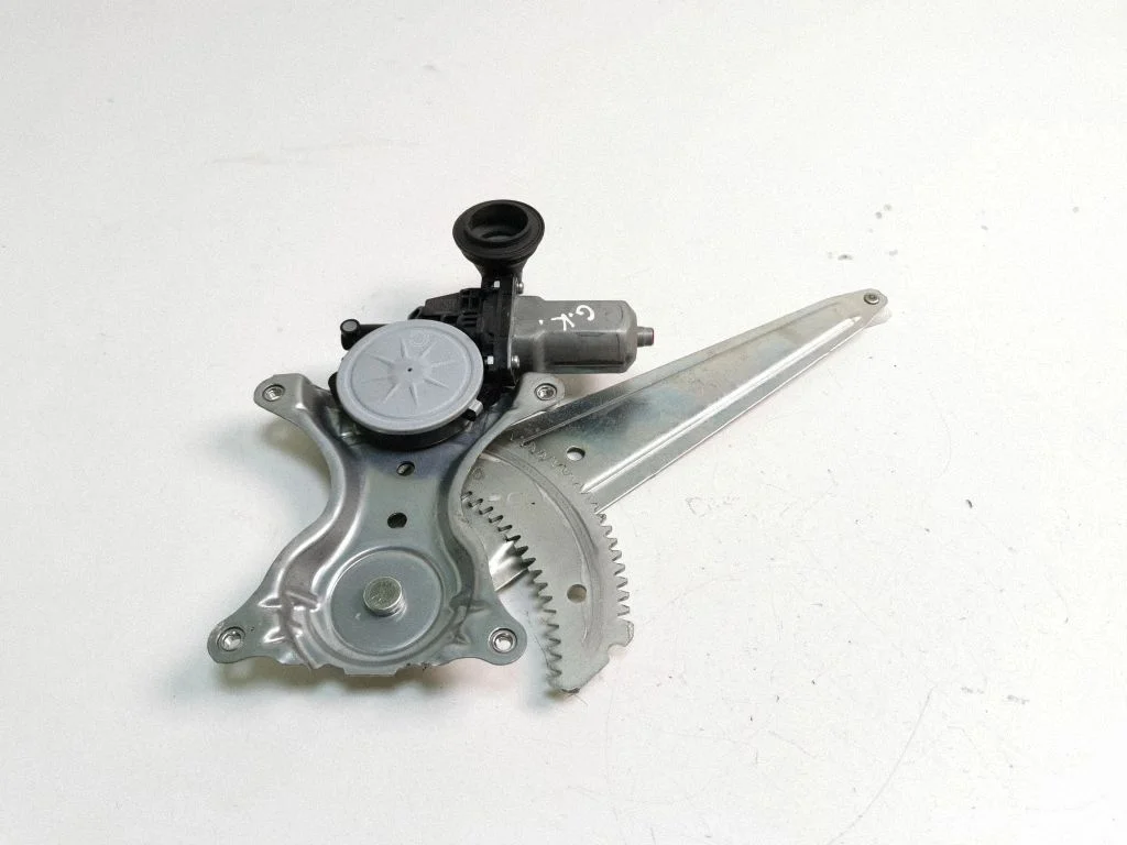 Rear door window regulator with motor – Toyota RAV 4 (XA40) (2012-2018)
