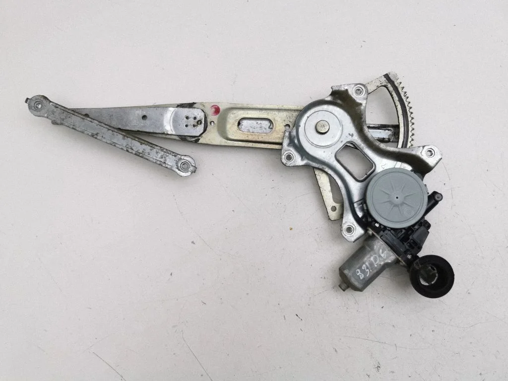 Rear door window regulator with motor – Toyota Prius (XW20) (2003-2009)