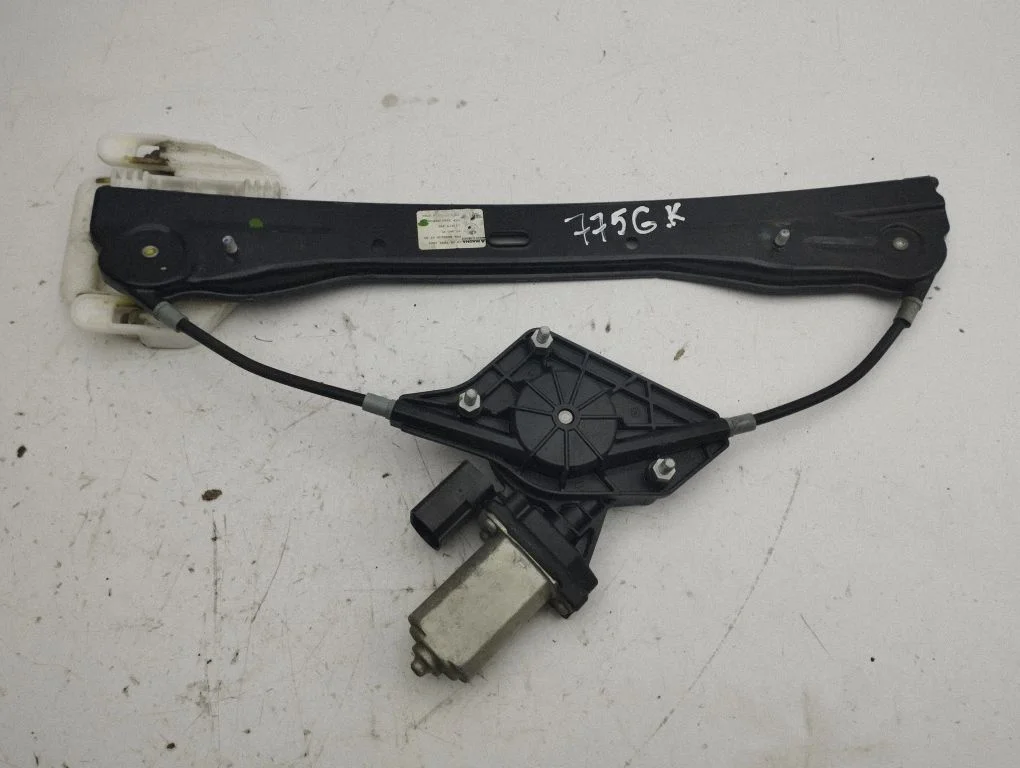 Rear door window regulator with motor 9800635
