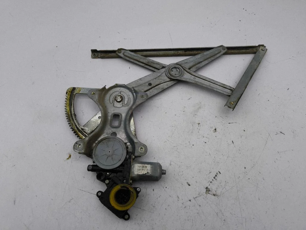Rear door window regulator with motor – Toyota Corolla Verso AR10 (2004-2009)