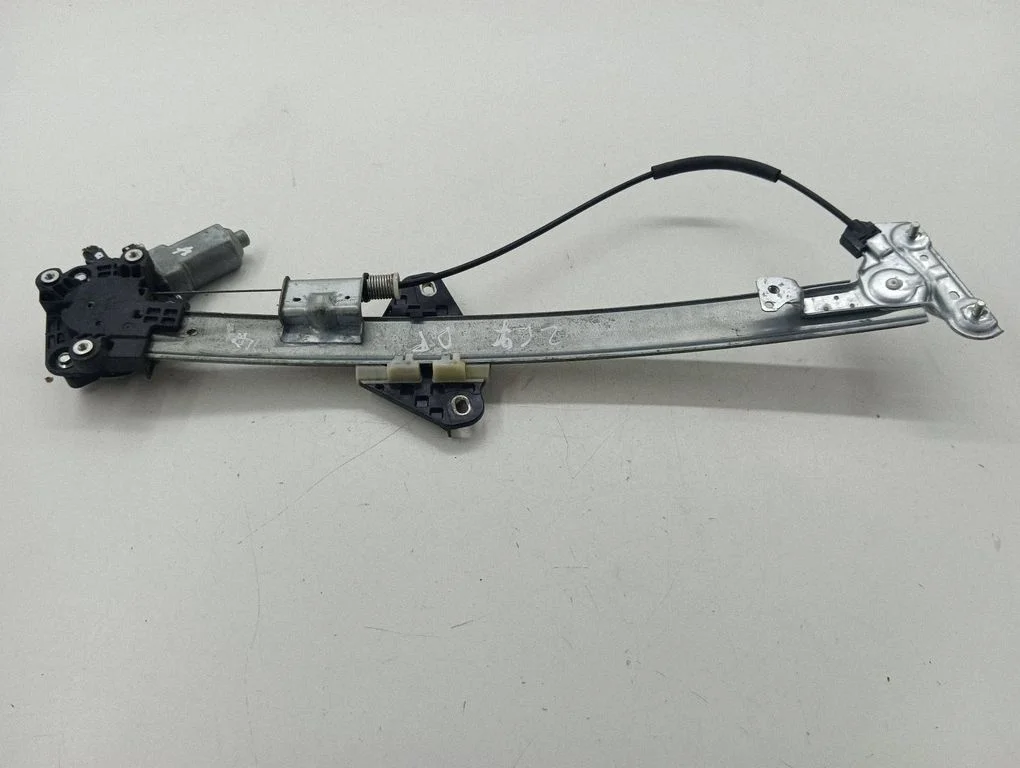 Rear door window regulator with motor CM81970