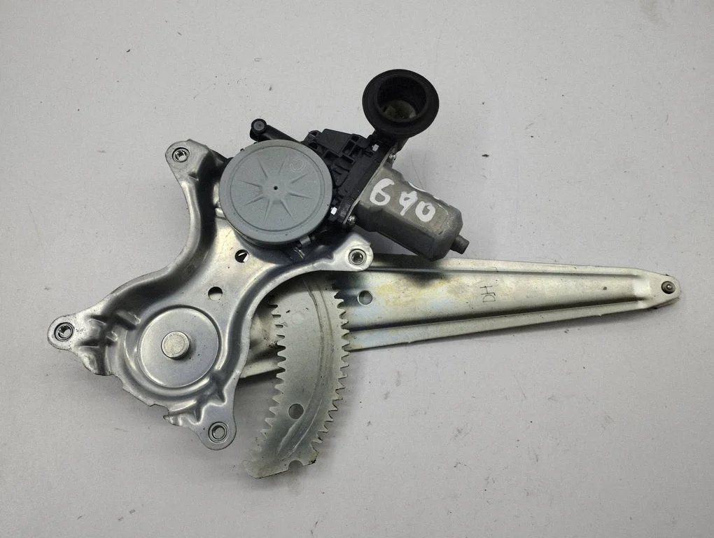 Rear door window regulator with motor – Toyota RAV 4 (XA40) (2012-2018)