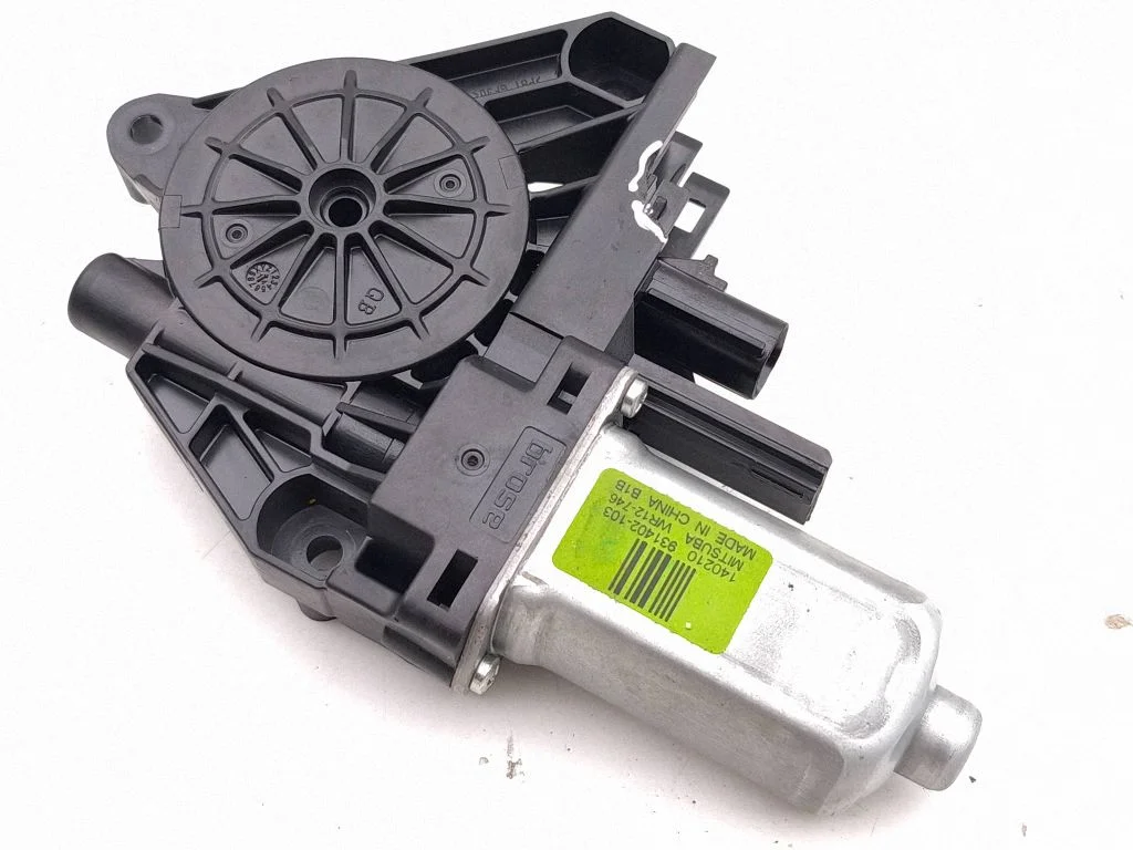 Aizmugurējā loga pacēlāja motoriņš 931402103