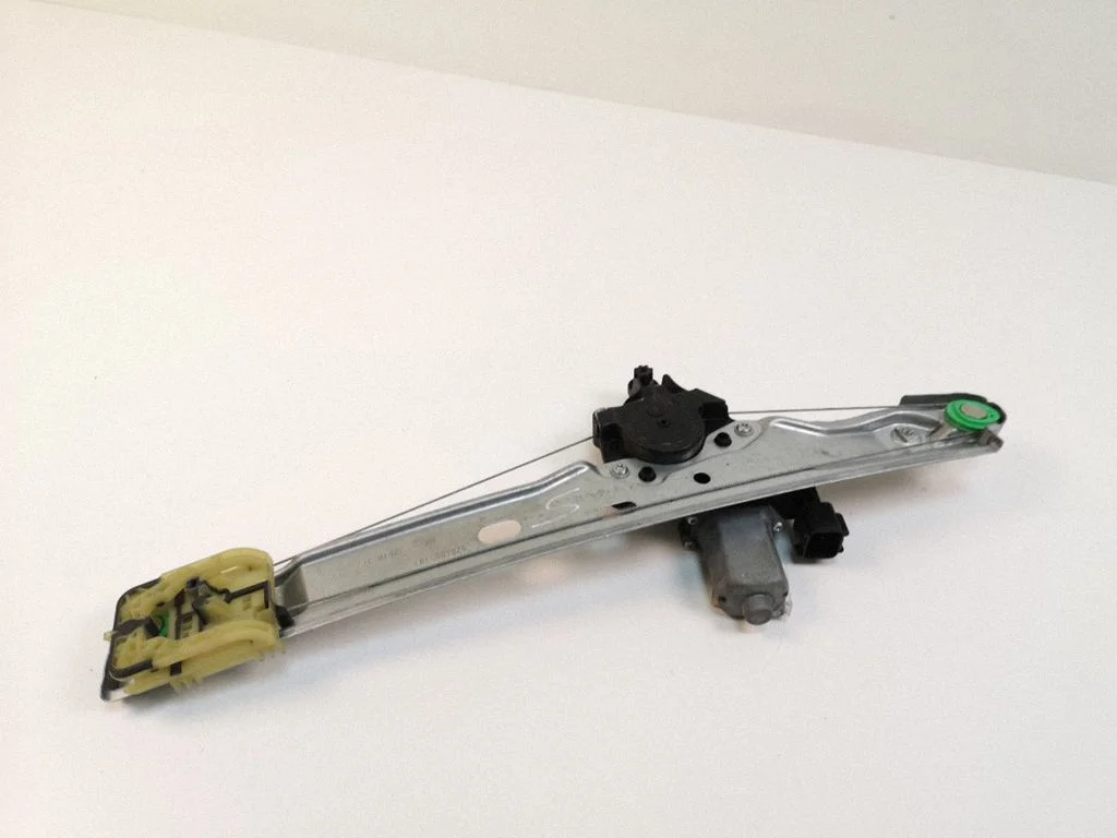 Rear door window regulator with motor AM51U27000BB