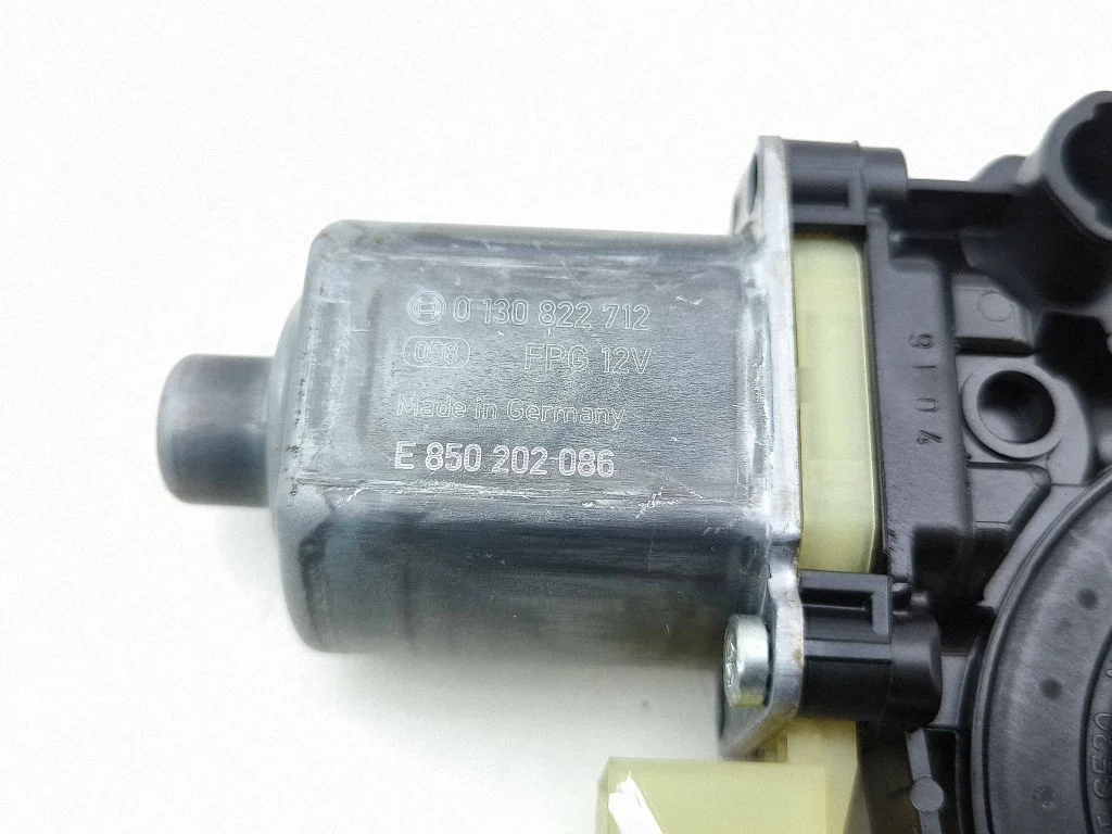 Aizmugurējā loga pacēlāja motoriņš 0130822712