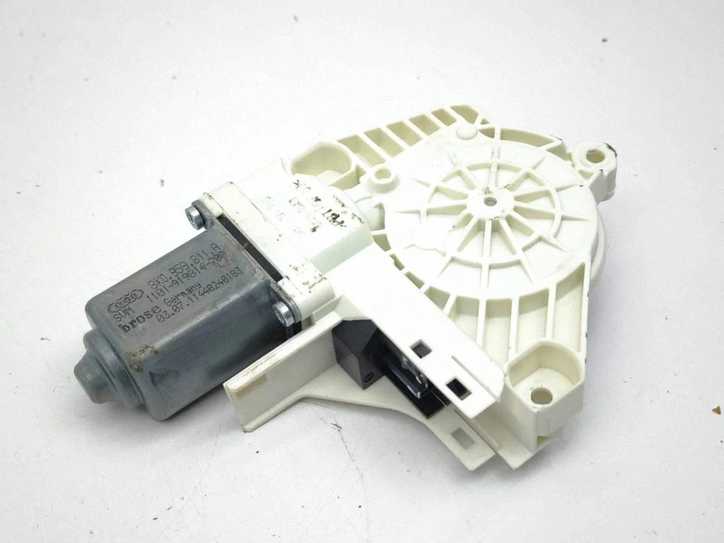 Aizmugurējā loga pacēlāja motoriņš 8K0959811A