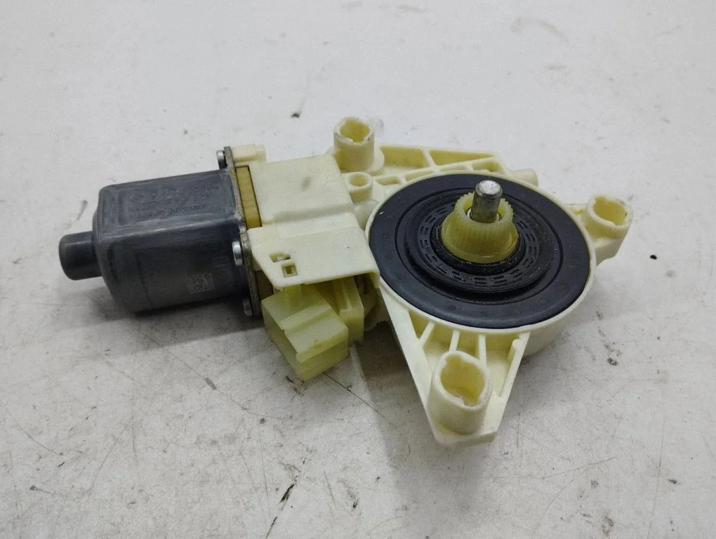 Rear door window regulator motor – Mercedes-Benz C-Class AMG W204 (2007-2014)