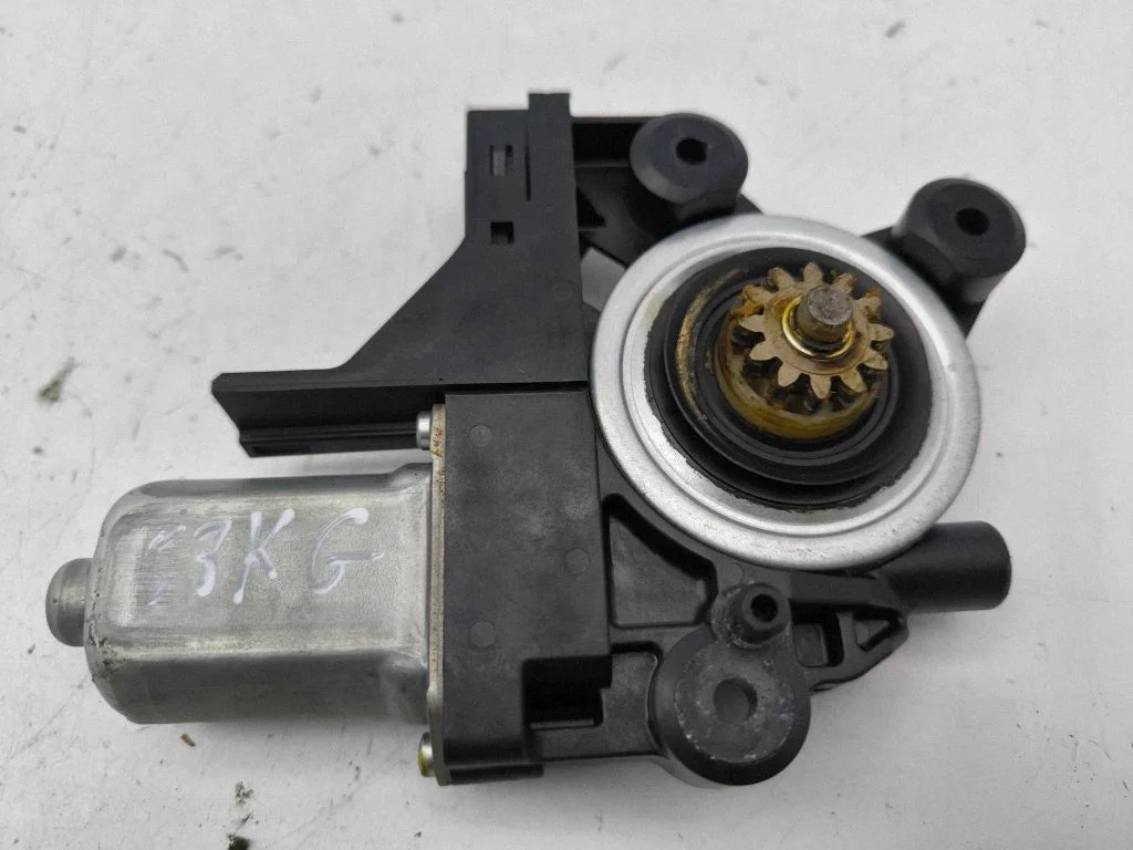 Aizmugurējā loga pacēlāja motoriņš 970715