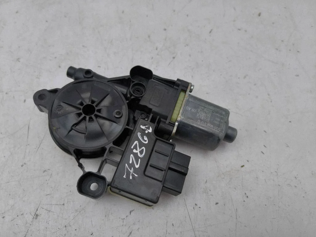 Aizmugurējā loga pacēlāja motoriņš 5Q0959812D