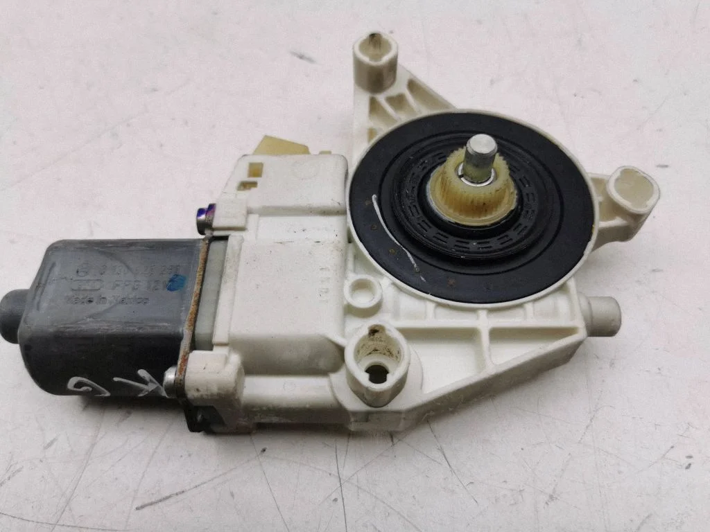 Rear door window regulator motor A2518200108
