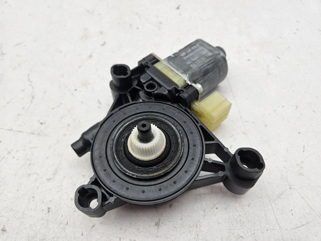 Aizmugurējā loga pacēlāja motoriņš 0130822713