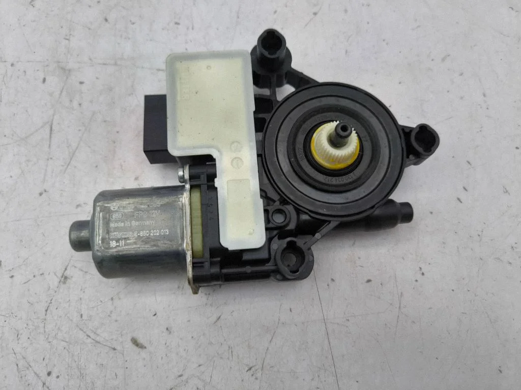 Aizmugurējā loga pacēlāja motoriņš 5Q0959811D