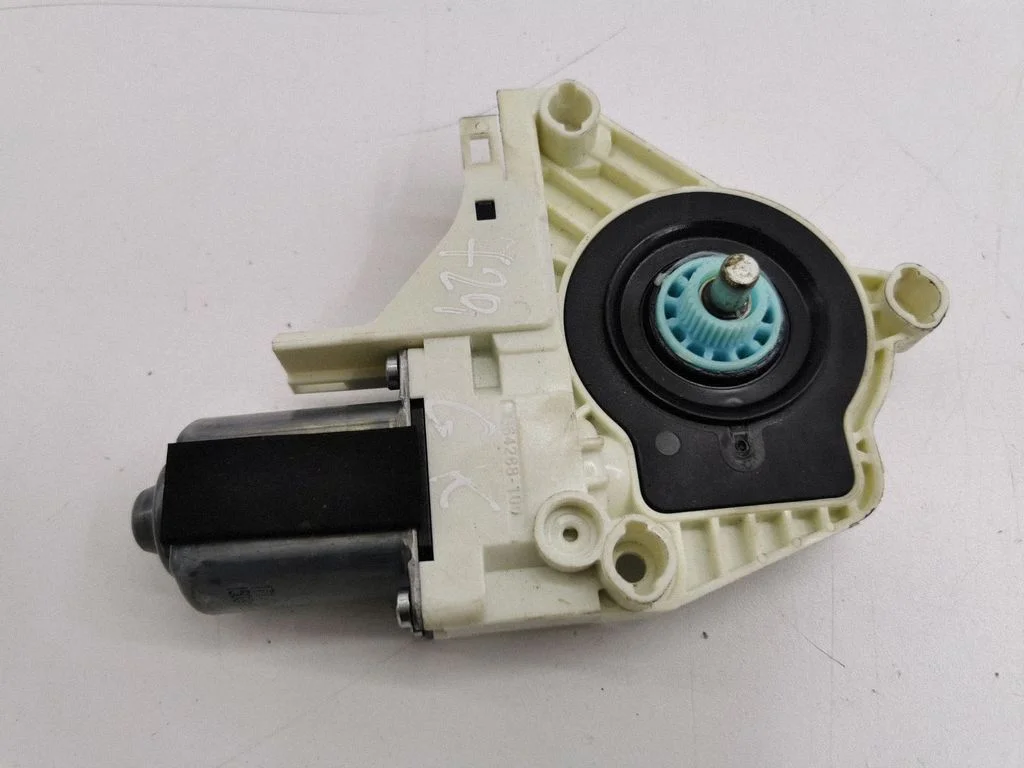 Aizmugurējā loga pacēlāja motoriņš 8K0959811A