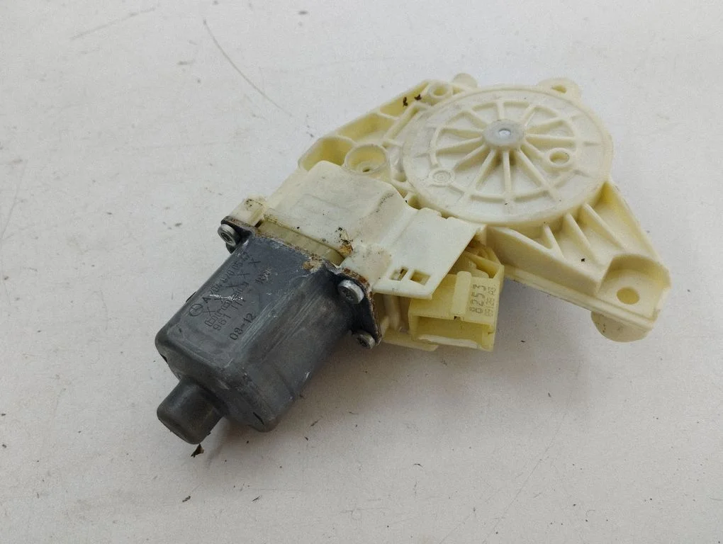 Rear door window regulator motor – Mercedes-Benz C-Class AMG W204 (2007-2014)