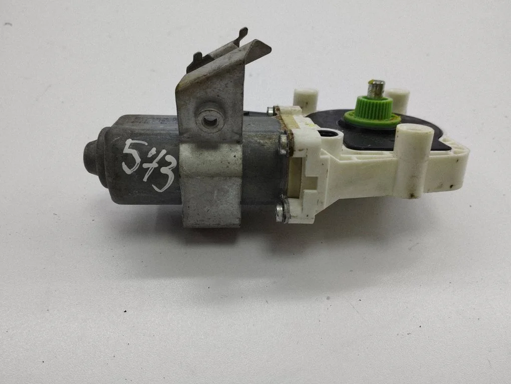 Aizmugurējā loga pacēlāja motoriņš 894439103