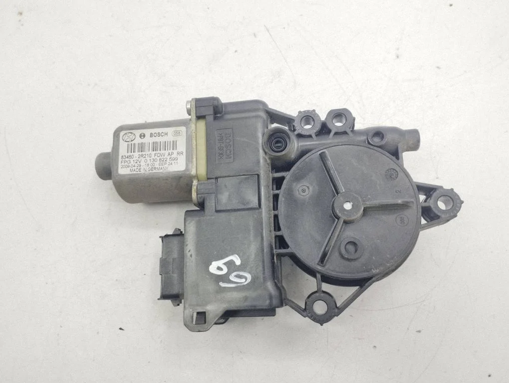 Aizmugurējā loga pacēlāja motoriņš 834602R210