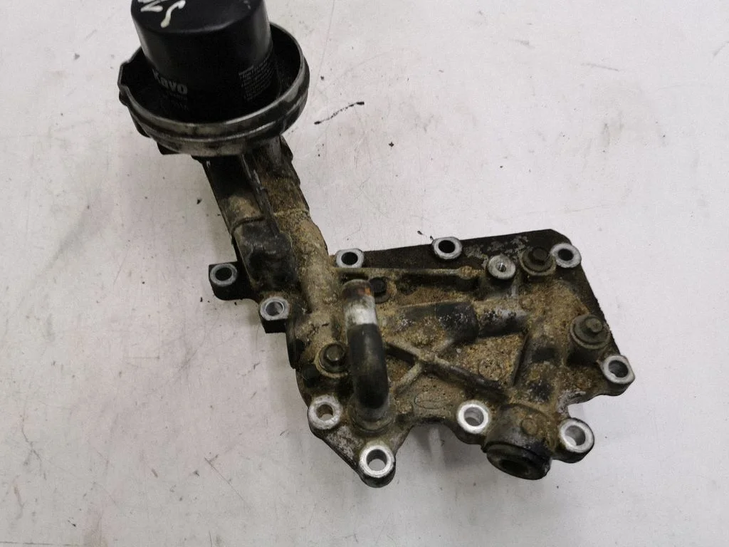Oil filter mounting bracket