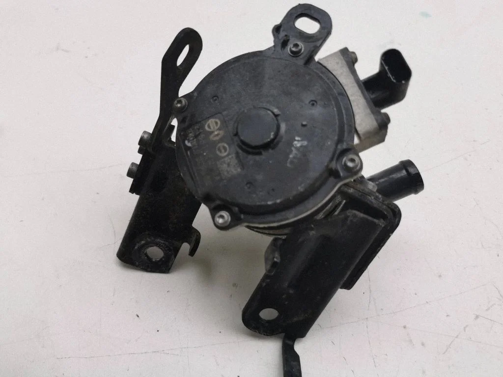 Electric auxiliary coolant/water pump 215815MP0A