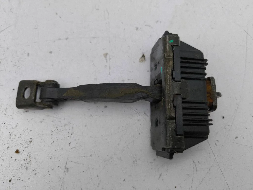 Front door check strap stopper 8402502