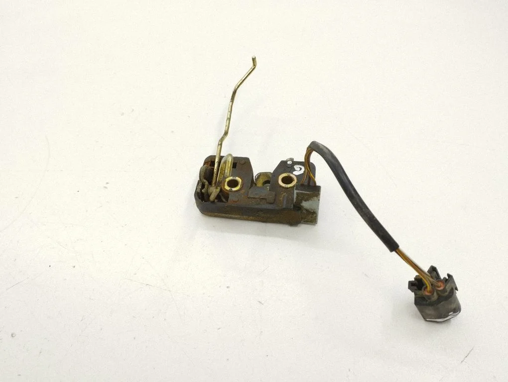 Loading door lock – rear
